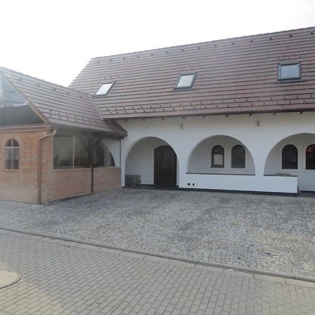 U Vinarstvi Hotel Mutenice Exterior photo