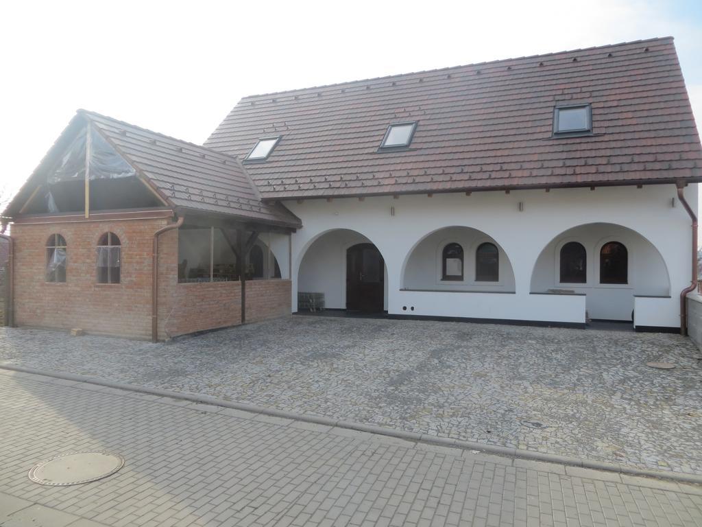 U Vinarstvi Hotel Mutenice Exterior photo